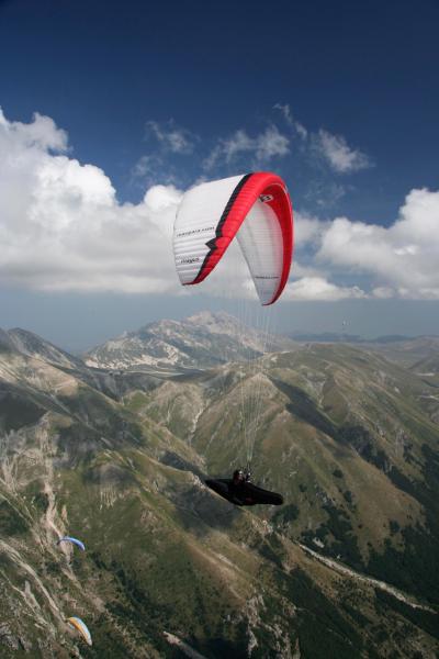 Parapendio e deltaplani in volo ad Albino